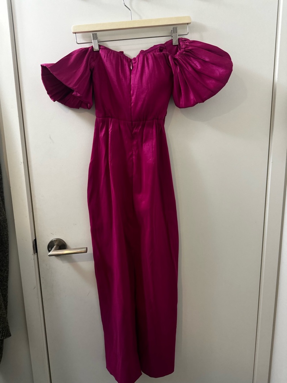 Abercrombie & Fitch Off-Shoulder Midi Dress in Fuchsia - Picture 4 of 6